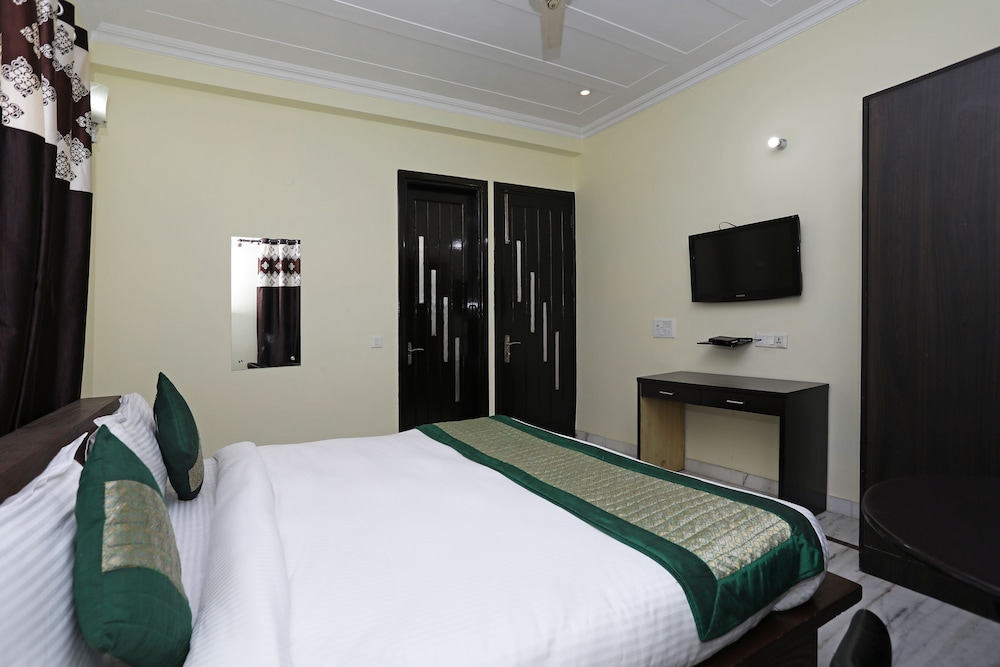 OYO 11606 Galaxy Inn