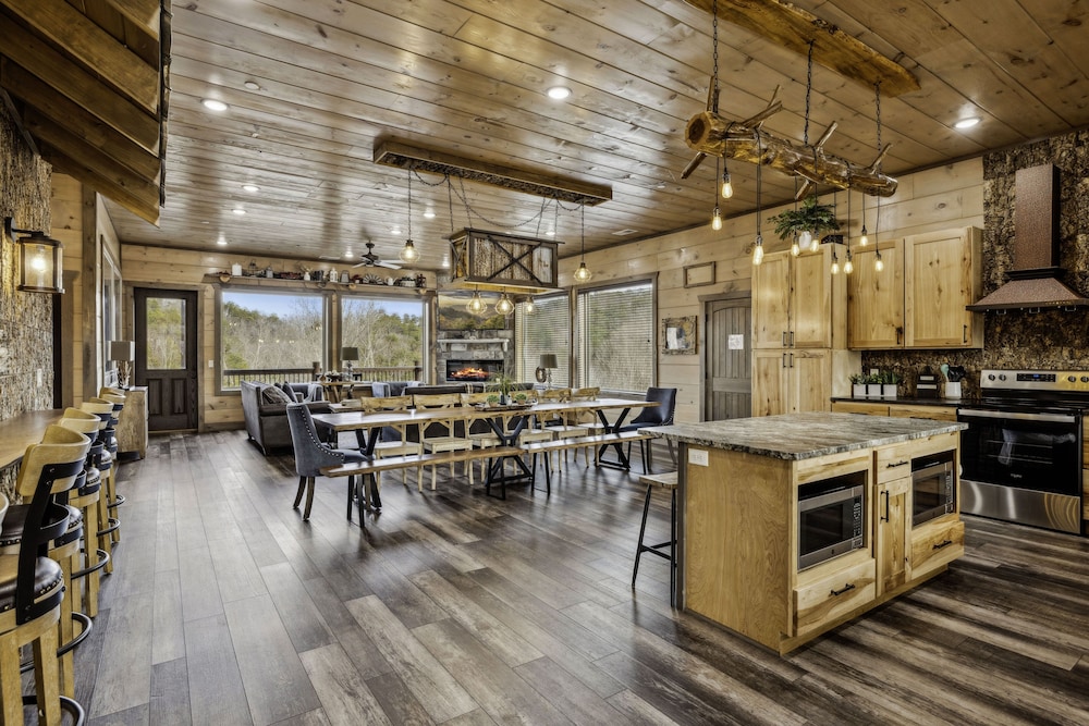 Grand Splash Lodge 6 Bedroom Cabin