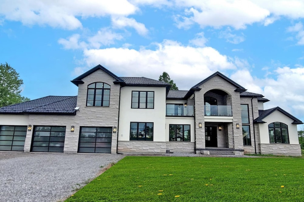 Lucky Mansion Luxury Villa in Fort Erie