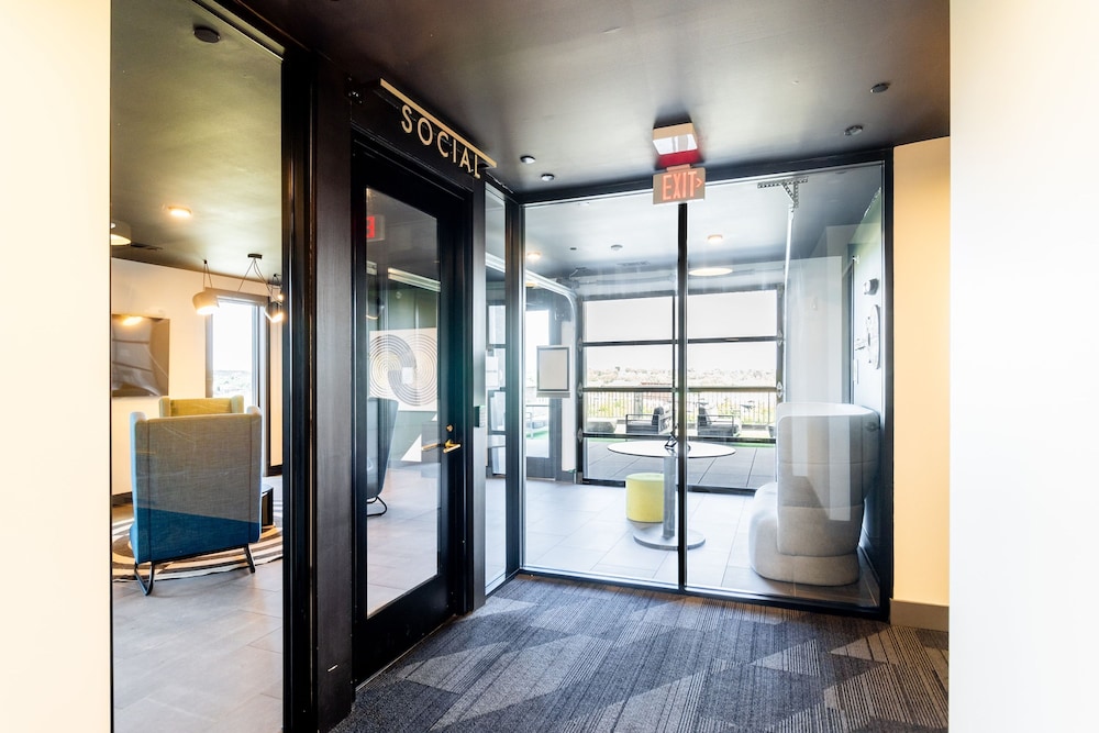 Lindsley by Avantstay Balcony Modern Design A Downtown Location
