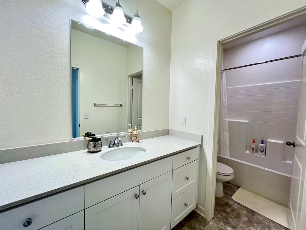 Sunny Stylish Near LA 4BR Home w Desks Lounge