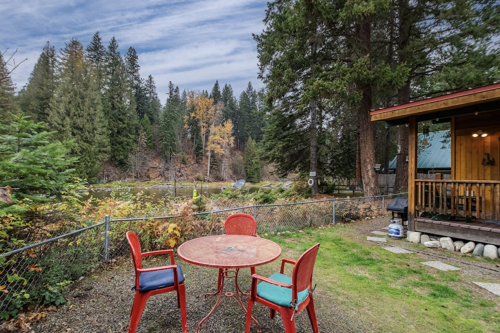 Rivers Edge 2 Bedroom Home by NW Comfy Cabins by RedAwning view 4
