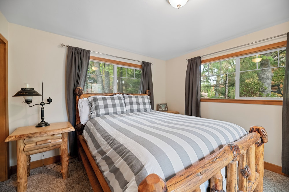 Cozy Cub Cabin view 3