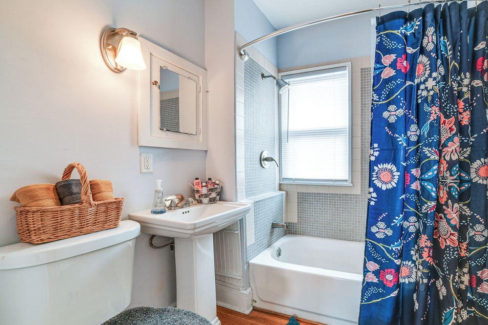 1 Mi to Dtwn Binghamton: Apt w/ Covered Balcony!