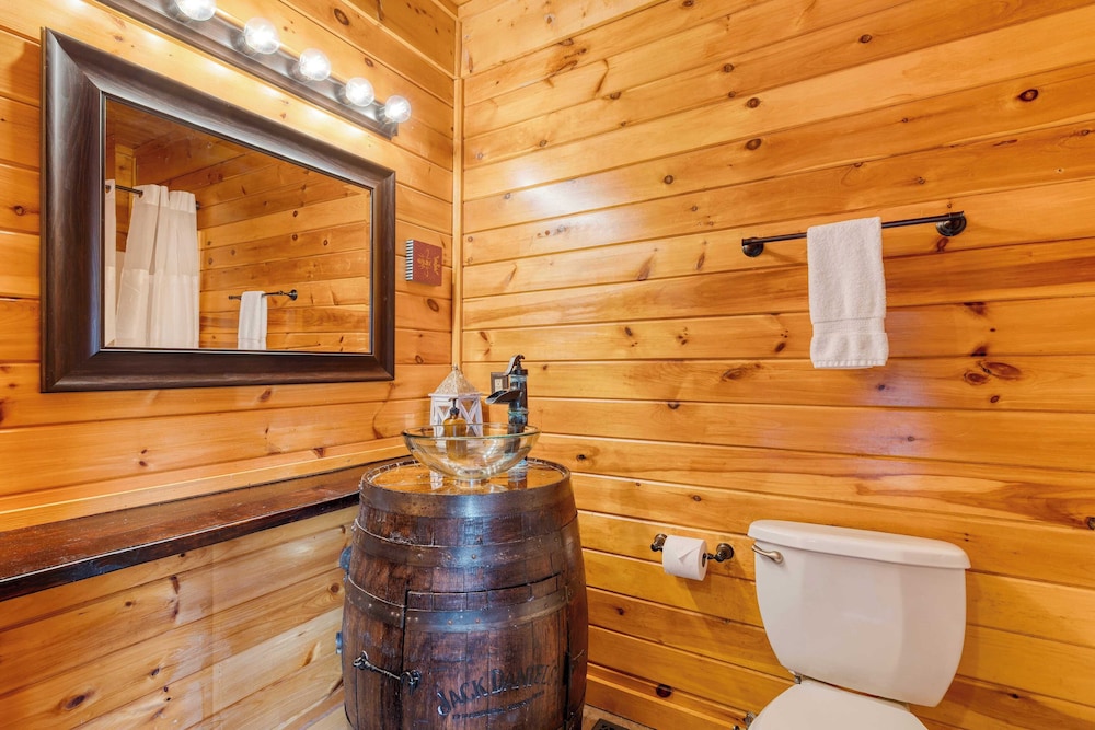 Mountains are Calling by Avantstay Sleeps 8 Hot Tub + Game Loft Located in Douglas Lake Resort