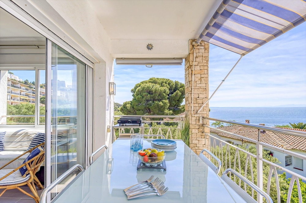 Apartment in Roses Near Platja Dels Palangrers