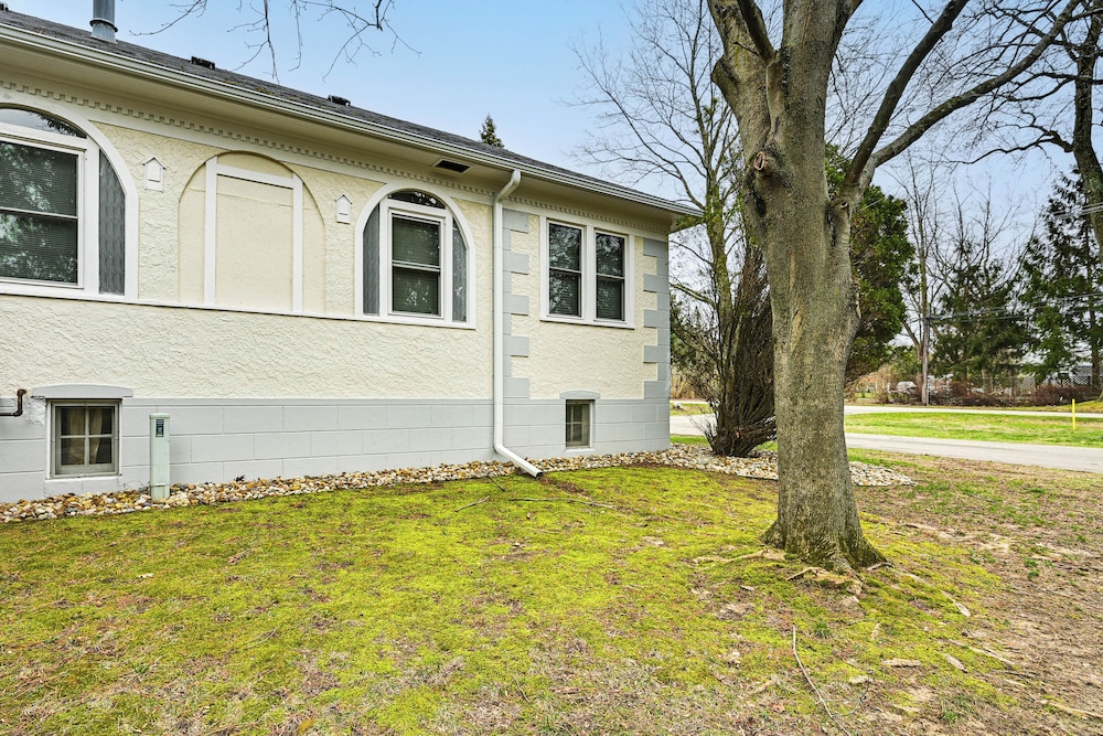 1/2 Mi to Beach & Lake Michigan: Condo w/ Pool!