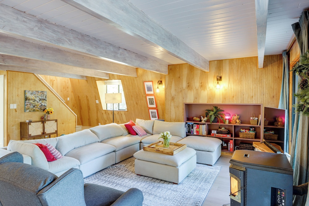 Walk to Village: Cozy Cabin in Pine Mountain Club!