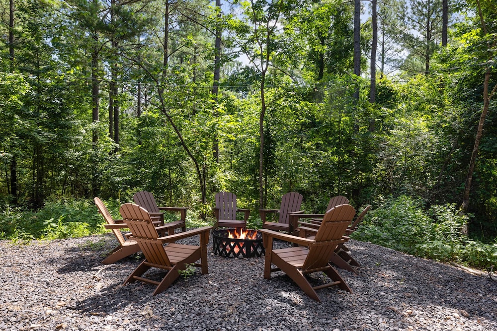 Chic Rustic Cabin Woodsy Retreat in Eagle Mt view 2