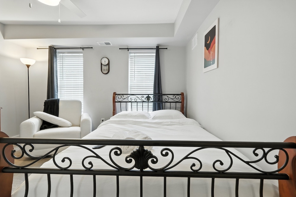Cozy Historic Row Home- Near Stadiums! 3 Bedroom Home