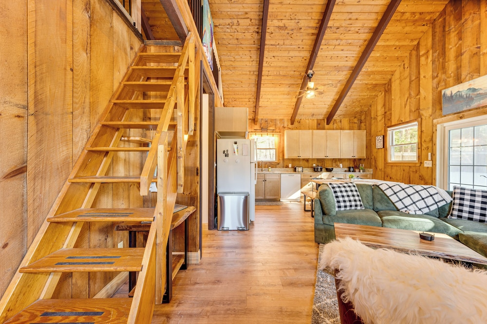 2 Mi to Conway: Cozy Cabin w/ Grill & Yard!
