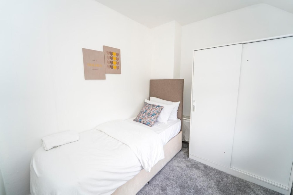 3 Bed House - Sleeps 5 - Pets - Garden - Parking