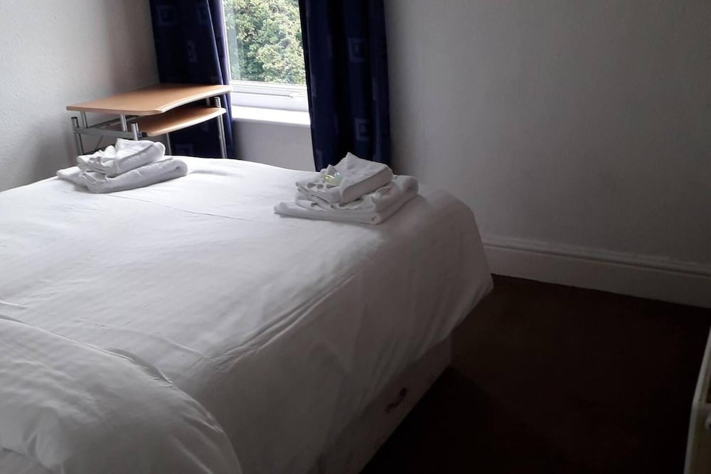 Grand 4-bed Quasi Semi House in Manchester view 4