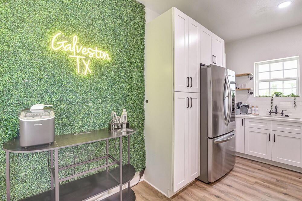 < 1 Mi to Beaches: Galveston Retreat w/ Patio!