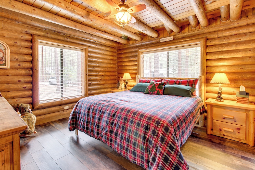 Near Fishing & Hiking: Pinetop Log Cabin w/ Deck!