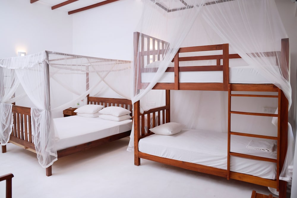 South Point Surf House - Whole Villa 5 Bedrooms (Sleeps 14) view 3