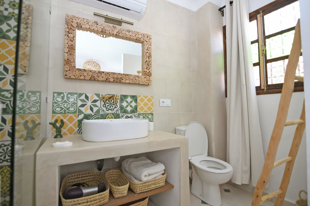Riad Larbi Khalis