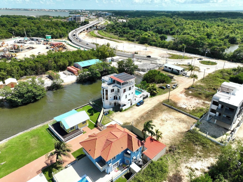 See Belize Sunrise Sea & Garden View 2-bed Studio w Pool & Overwater Deck, 1stfl