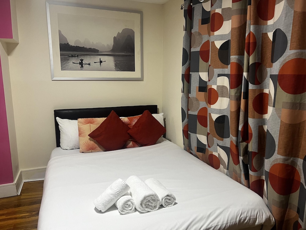 Deluxe 1-bed Apartment in Greenford view 2