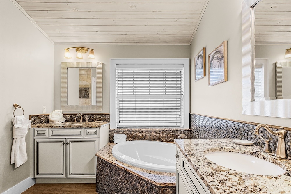 571 Seabatical: Canal Front With Pool! 5 Bedroom Home