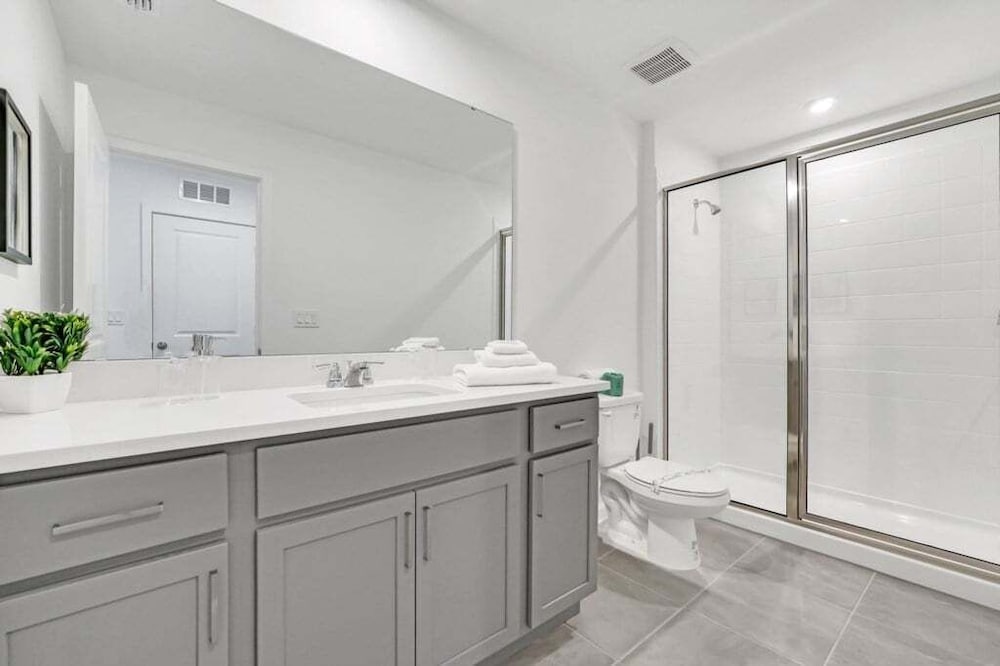 5 Bed 4.5 Bath Townhouse W/ Pool Solara 2307dist 5 Bedroom Townhouse