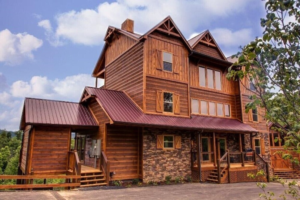 Rocky Top Lodge - 9 Bedrooms, 8 Baths, Sleeps 40 Home by Redawning