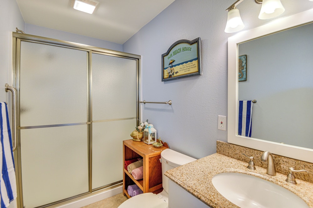 Walk to Beach + Restaurants: Outer Banks Retreat