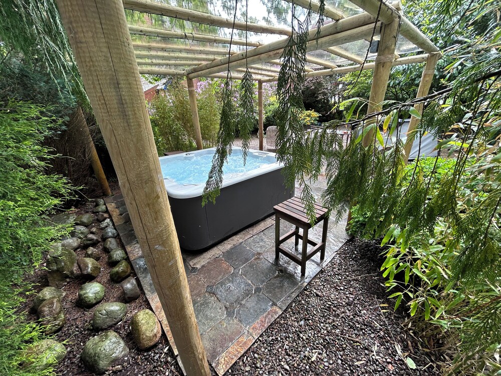 Lonsdale Villa Retreat