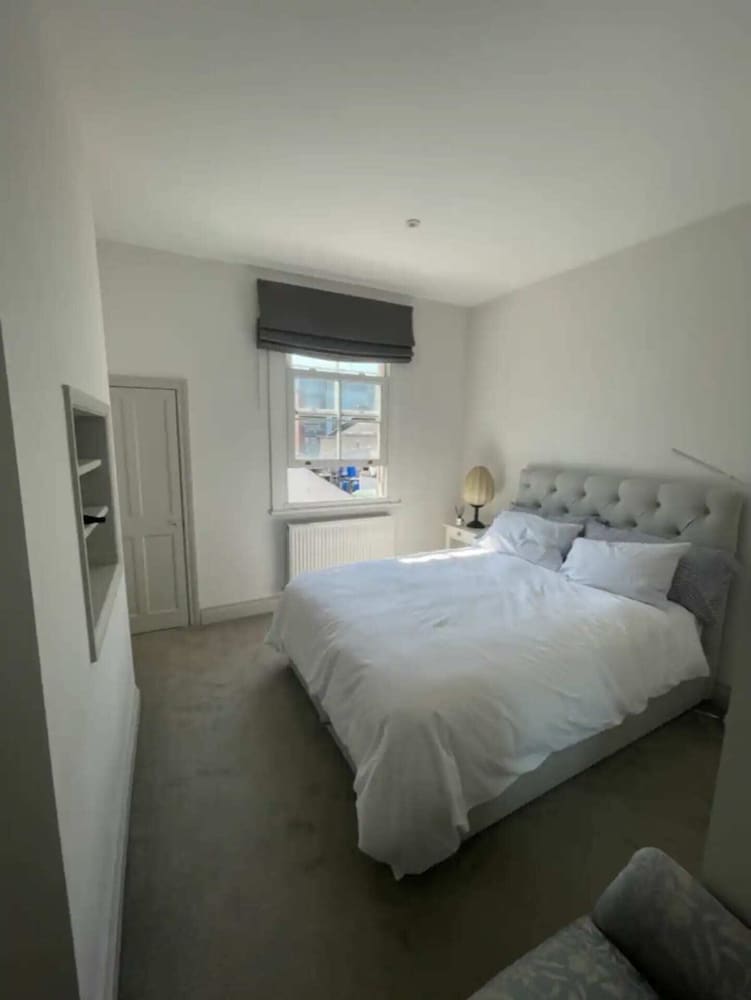 Stylish & Bright 3BD Flat With Balcony - Fulham