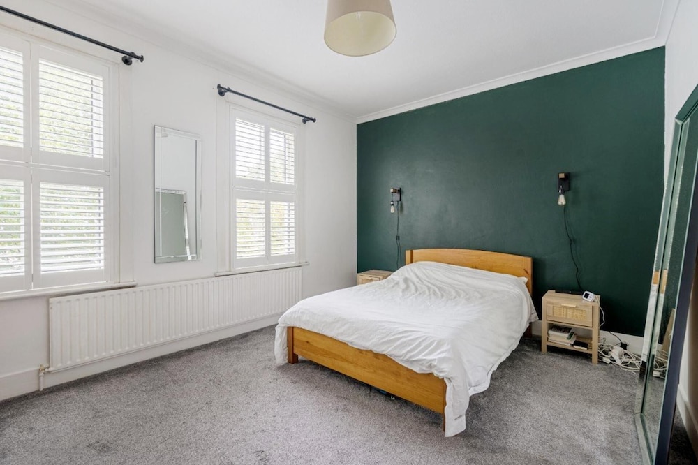 Inviting 3-bed House in Beckenham view 2