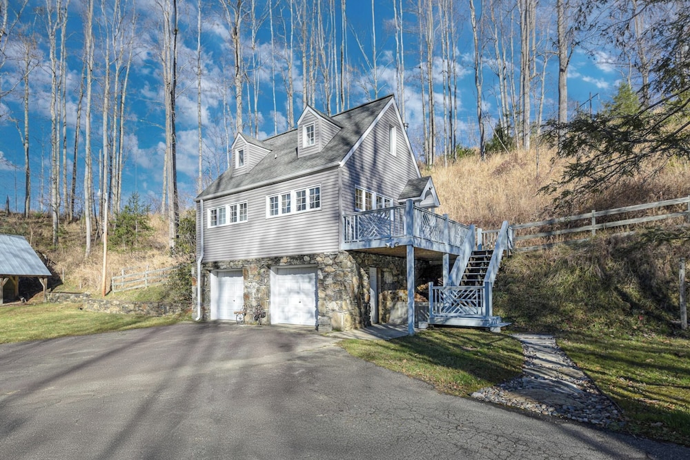 Main+guest House, Private Pond, Views, Large Yard 20mins to Heart of Asheville