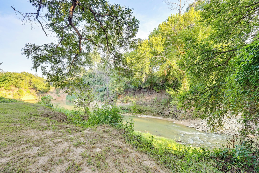 Private Pool: Fun Riverfront Retreat in Hamilton!