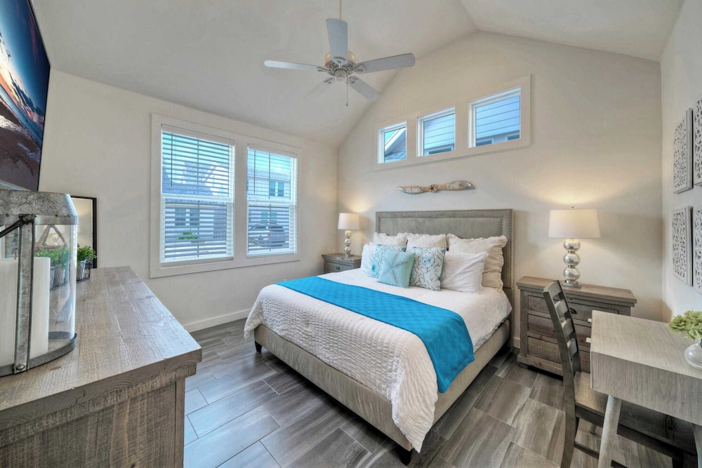 2 Homes in Old Town by Avantstay Sleeps 19, Pool, Newly Built Walk to Eats, Music, & More