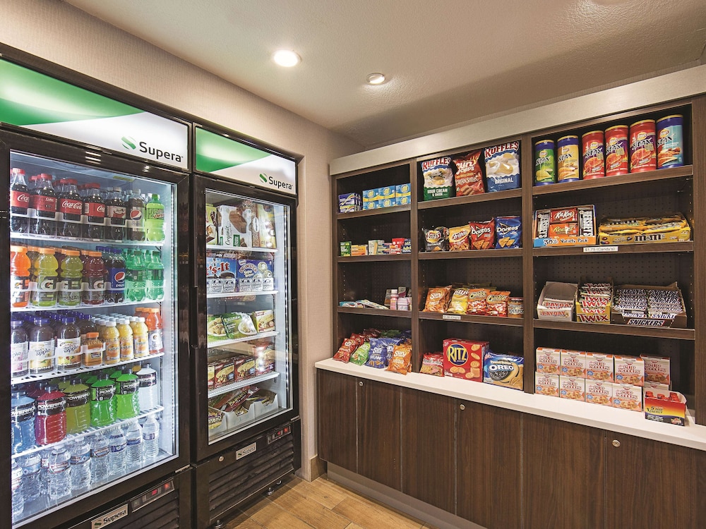 La Quinta Inn Suites by Wyndham Central Point - Medford - Property Image 10