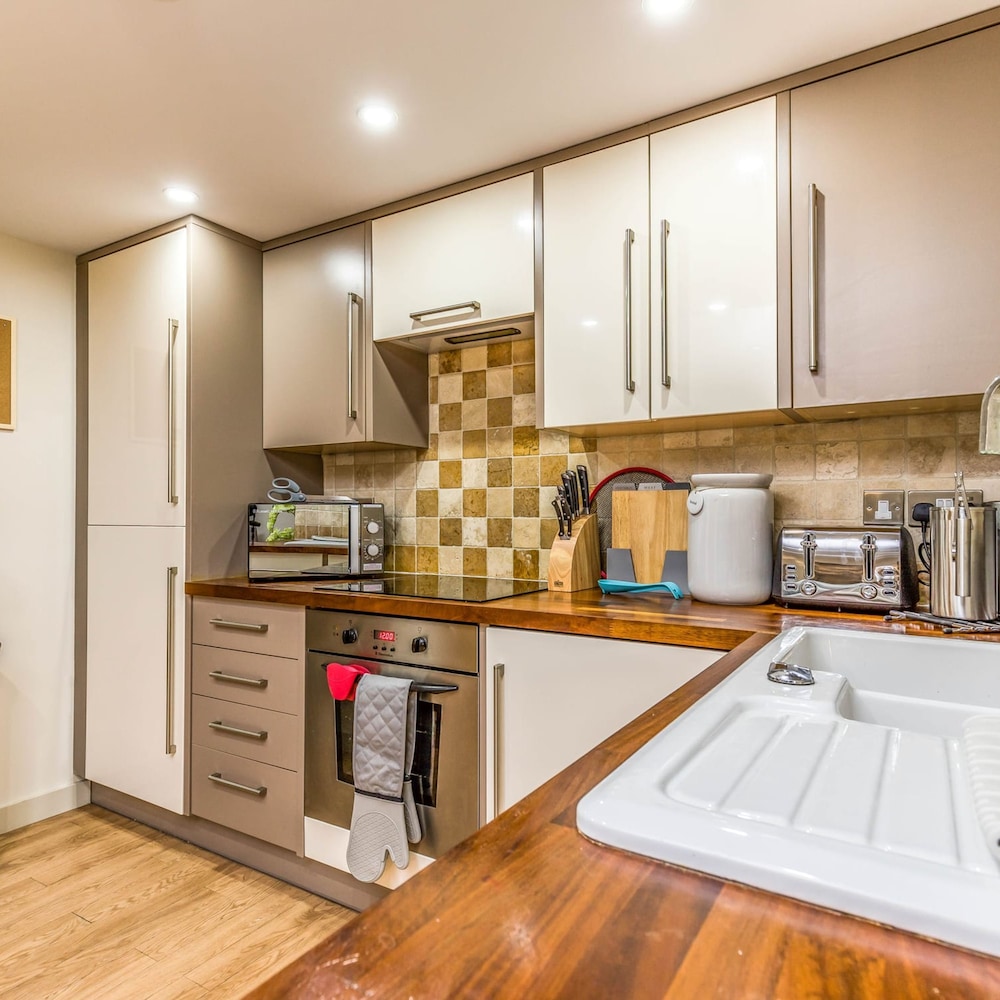 Modern Ground Floor Apartment With Parking view 4