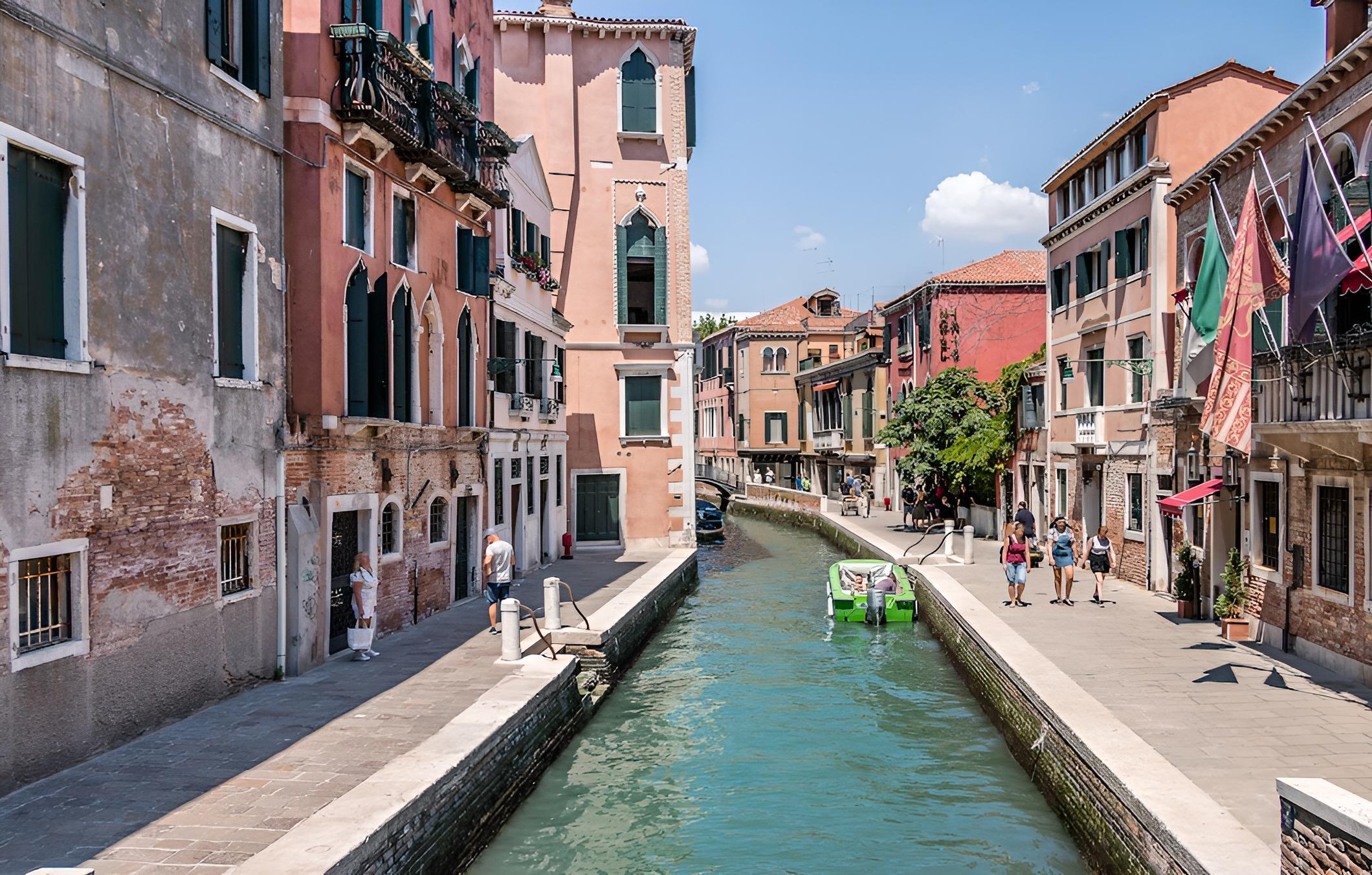 20 Windows on Venice