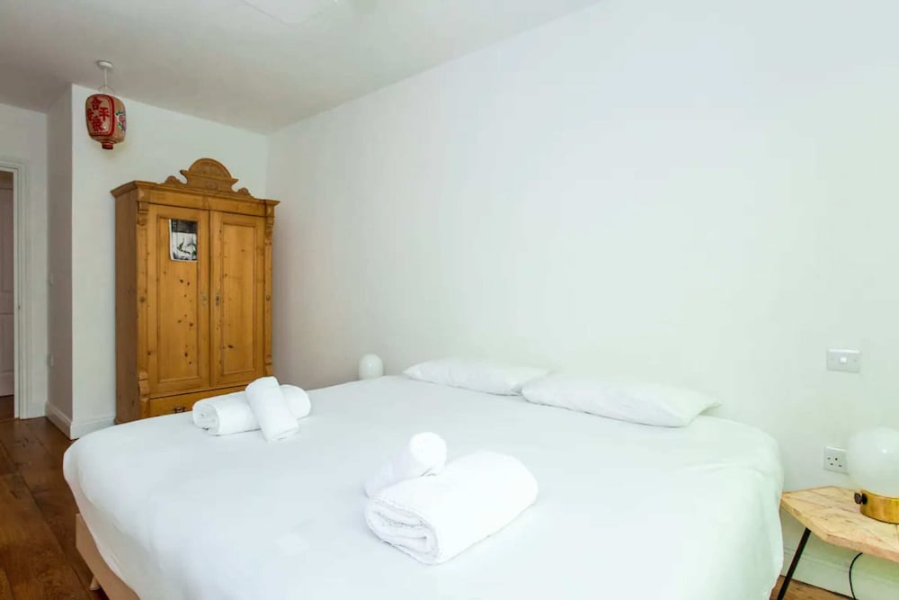 Cosy 2 Bedroom Apartment With Great Outdoor Balcony