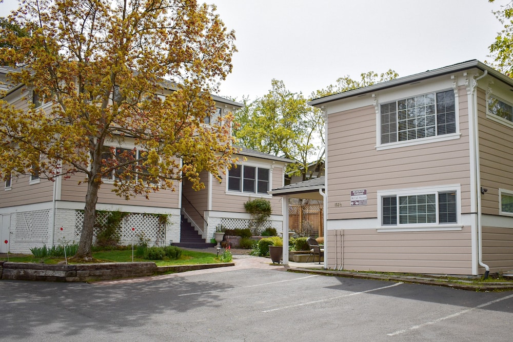 Ashland Vacations - McCall House Boutique Inn - Property Image 22