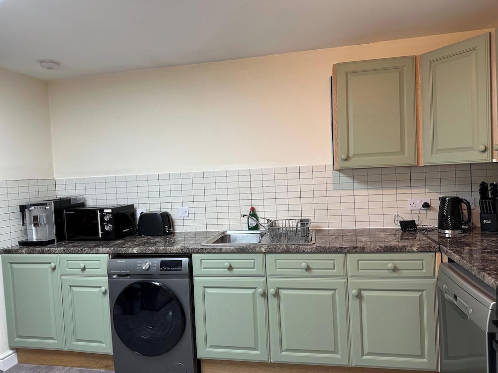 2br-sleeps6-parking-petsok-balcony-countryside