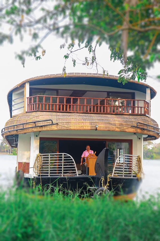 Best Luxury Houseboat Kerala view 2