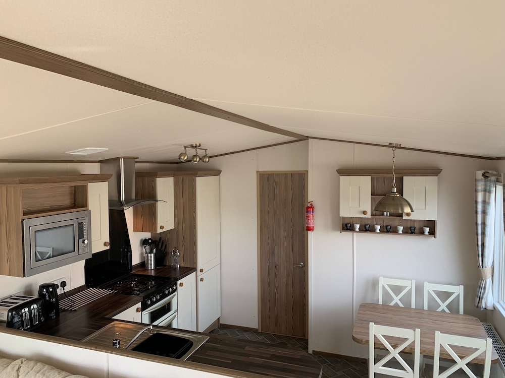 Beautiful 2-bed Caravan in Stratford-upon-avon view 4
