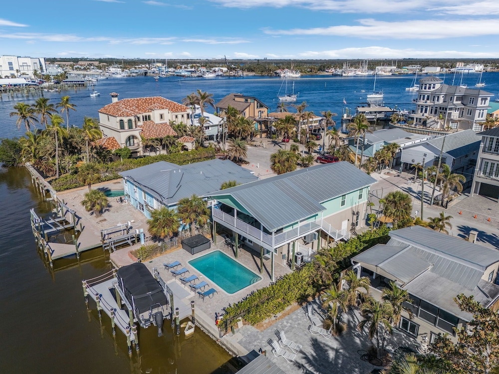 265 Beautiful Canal Front Pool Home 3 Bedroom Home