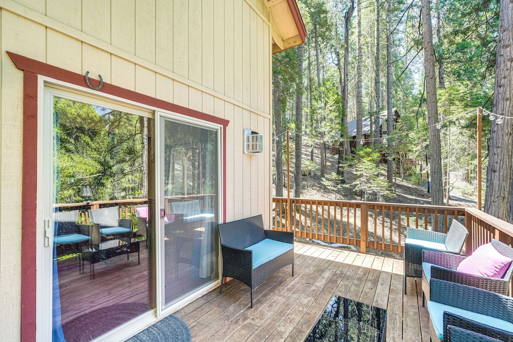 Hike, Swim, Golf: Family Retreat in Arnold!
