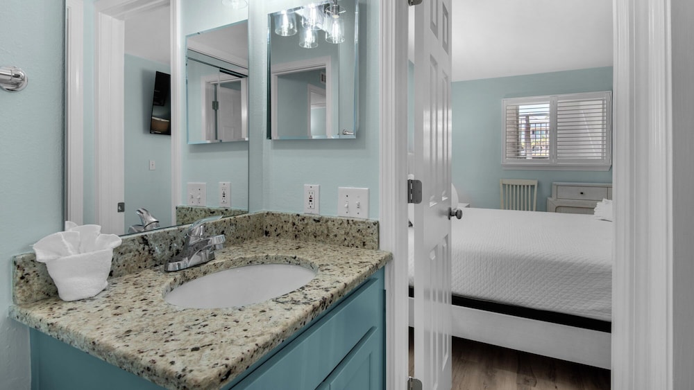 Crystal Sands 112b: Beachfront Condo With Front-row Gulf Views
