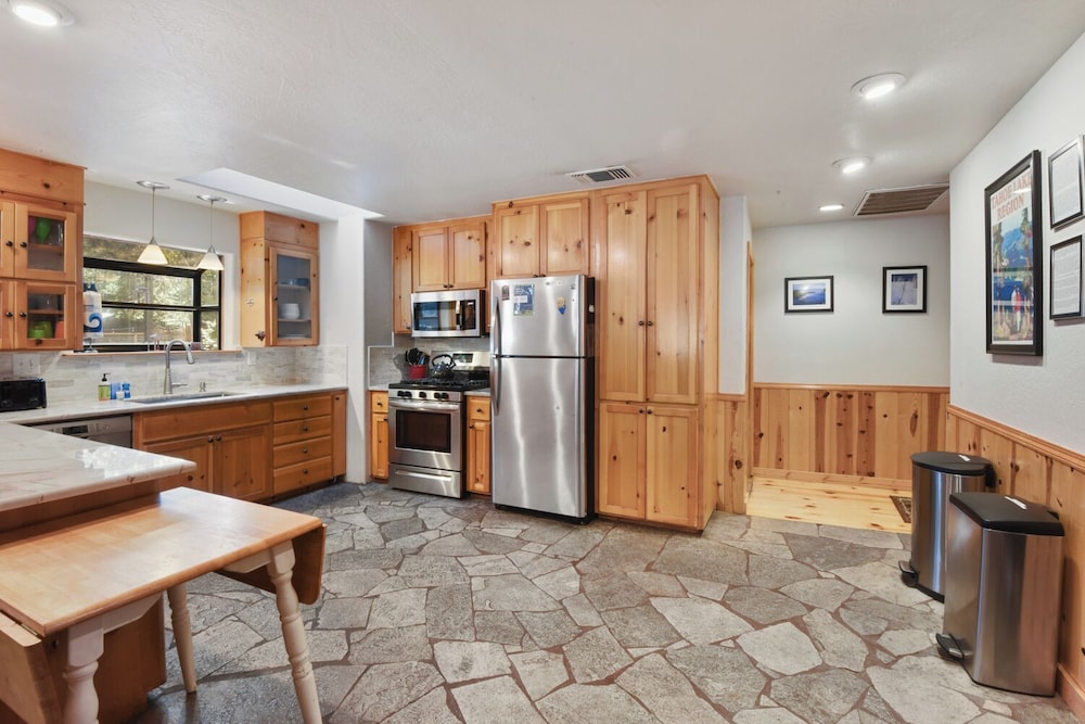 Elm Street Getaway Sleeps 8!