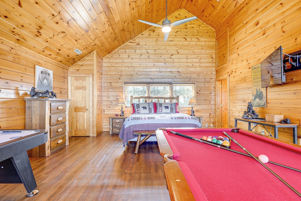 Sensational Sunset! Sevierville Home w/ Hot Tub view 5
