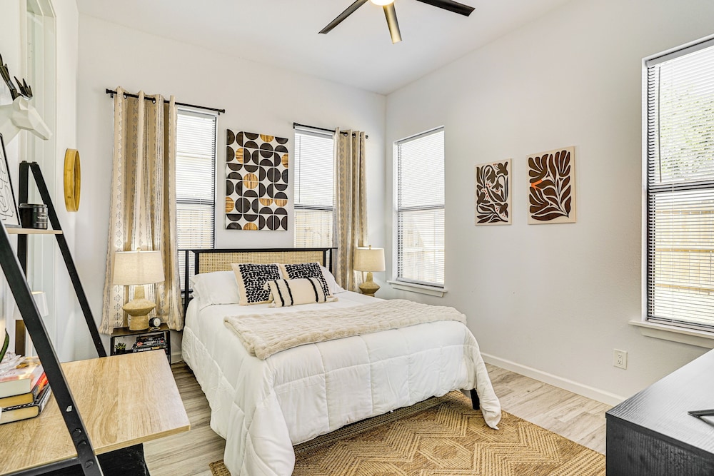 Walk to Lake: Modern Pet-friendly Home in Granbury