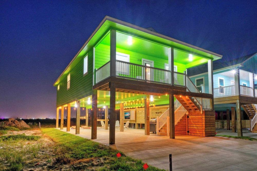 Sleeps 21, 2 Homes Private Pool, Patio Lounge w/ Fire Pit, Bar, TV, & Games