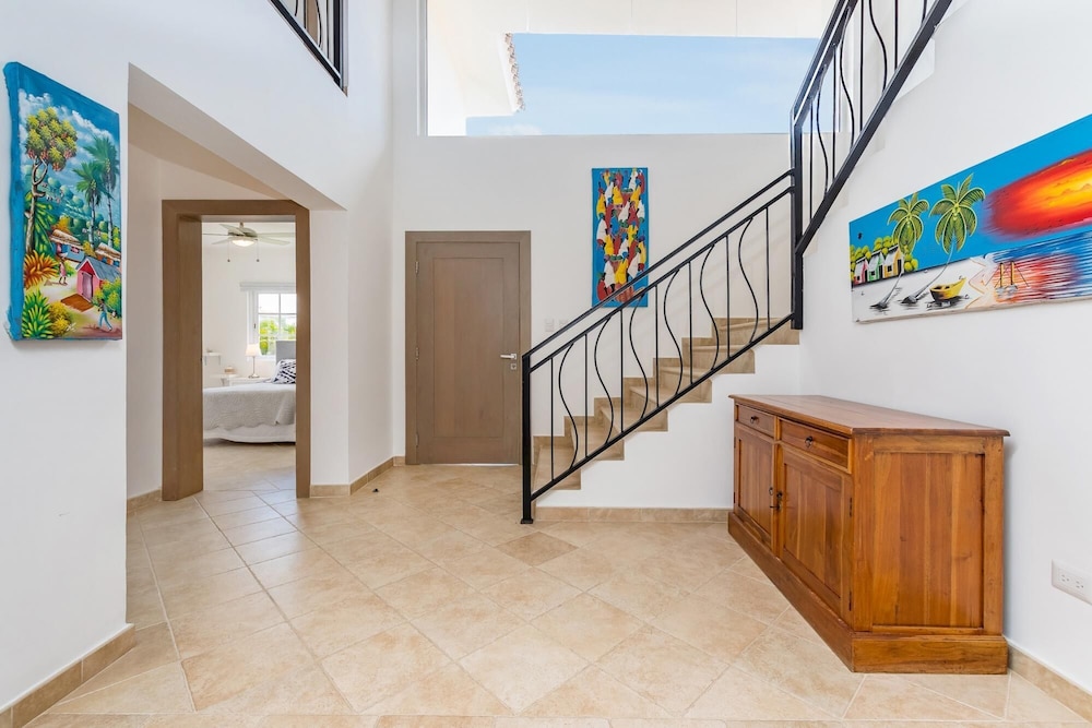 Beautiful 5-bdr 2 Levels Villa for Rent in Punta Cana - Golf Front With Pool Jacuzzi Maid view 4