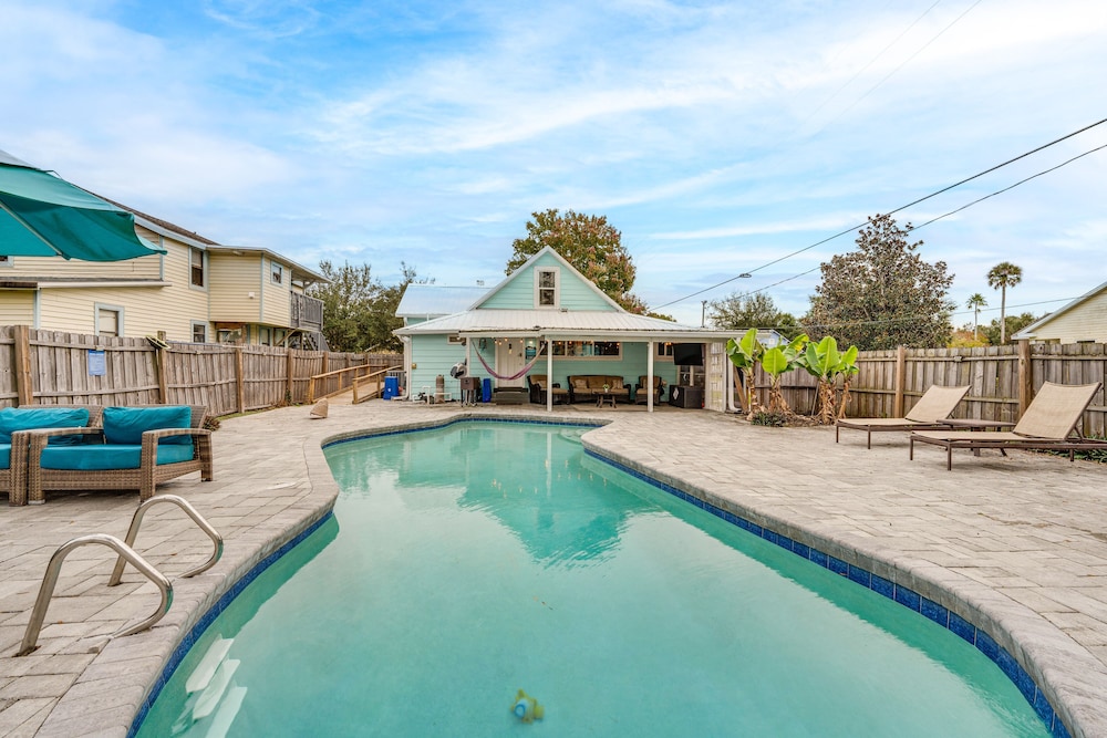 Family Home w/ Private Pool: 24 Mi to Disney!